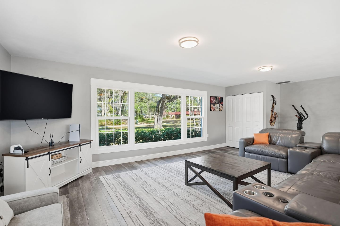 The family room — Lakeview Estate
