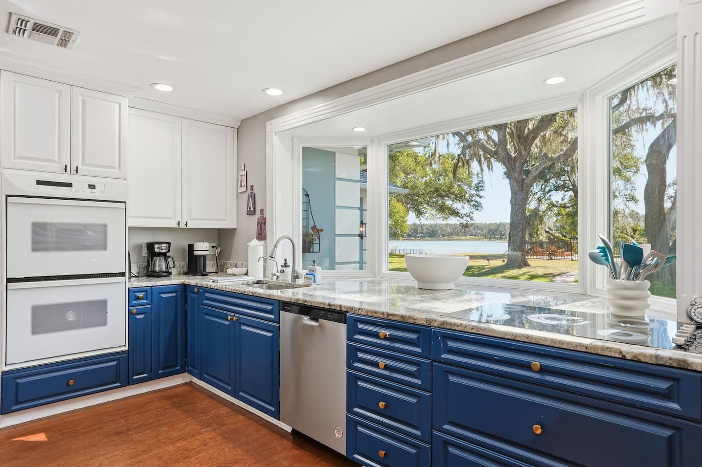 The kitchen — Lakeview Estate