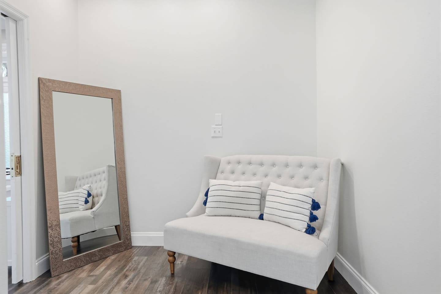 A sitting nook — Lakeview Estate