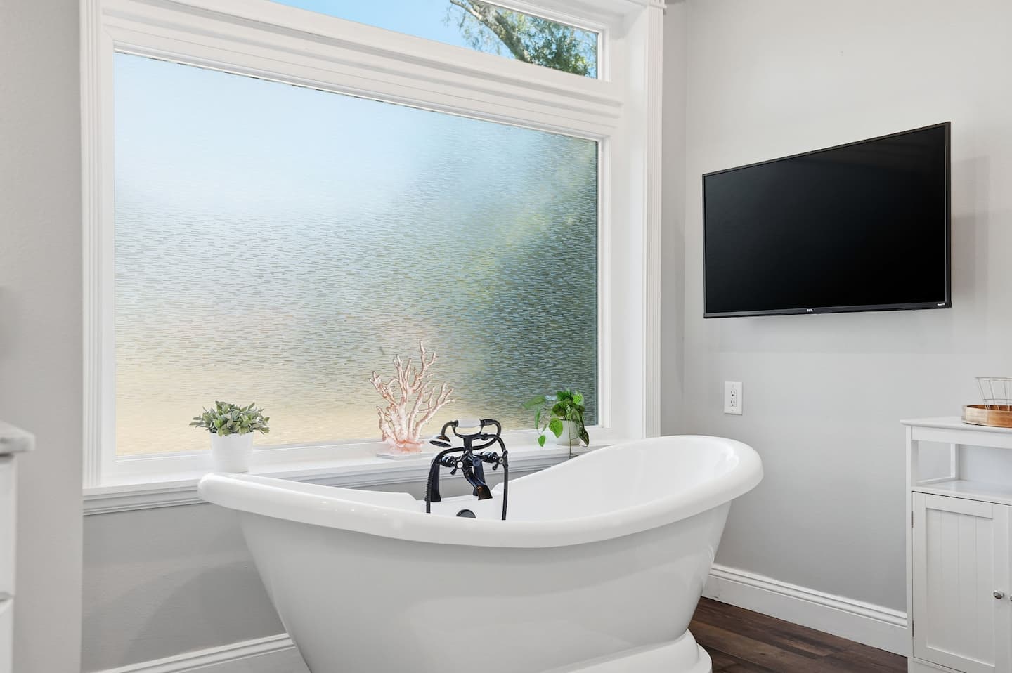 The soaking tub — Lakeview Estate