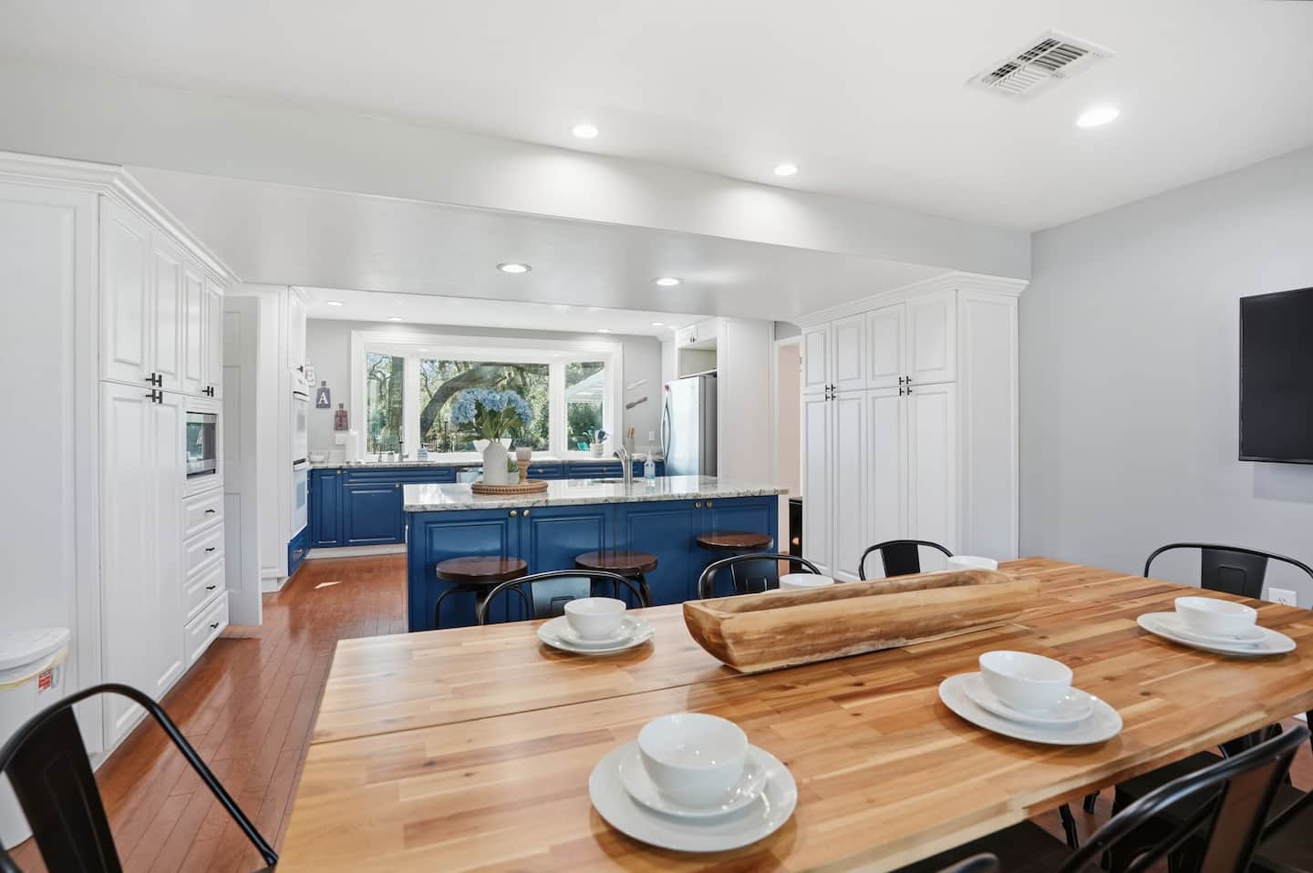The dining table — Lakeview Estate
