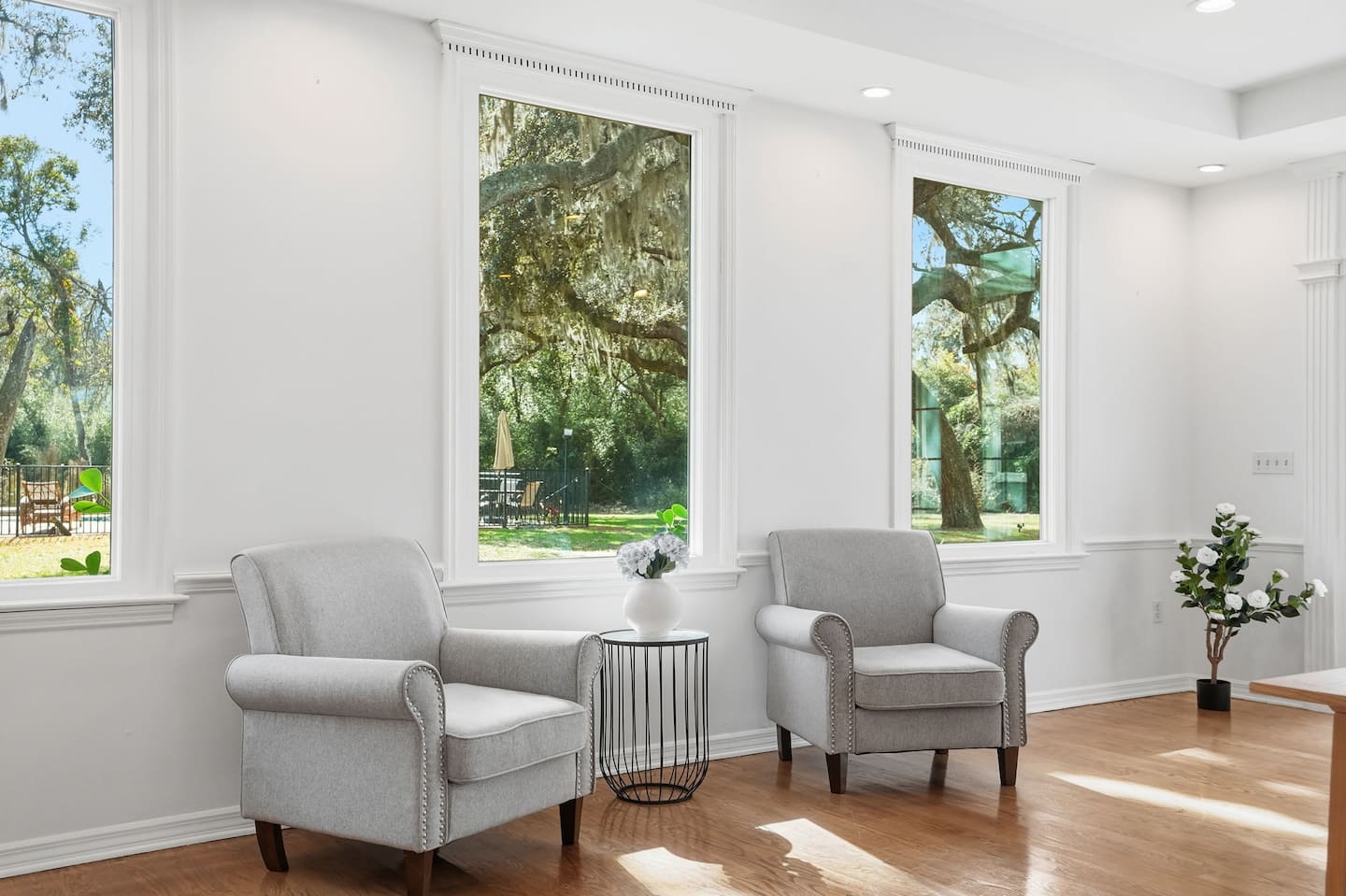A sitting area — Lakeview Estate
