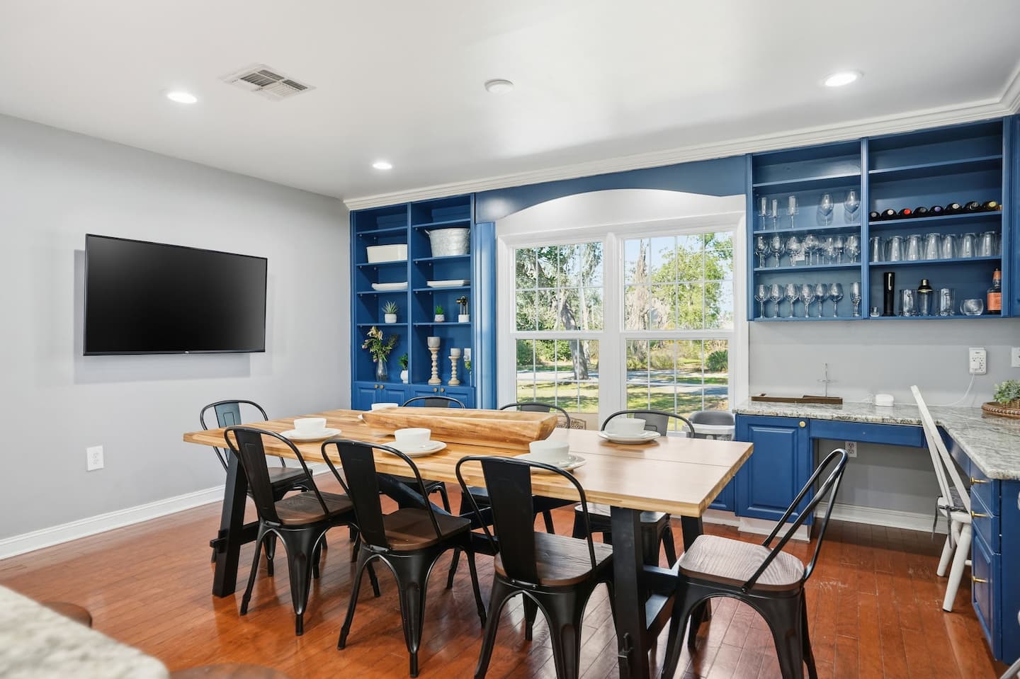 The dining area — Lakeview Estate