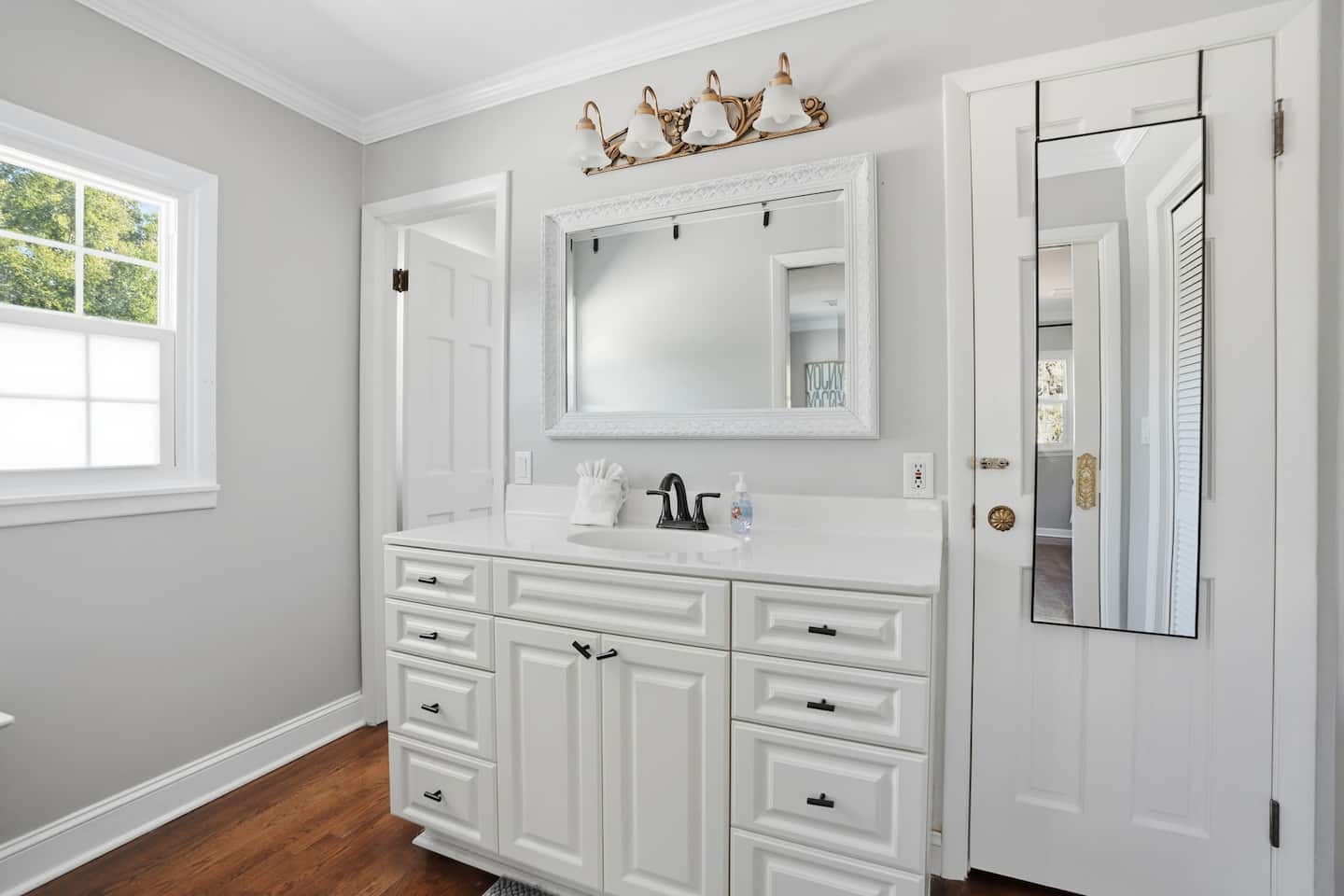 A bathroom — Lakeview Estate
