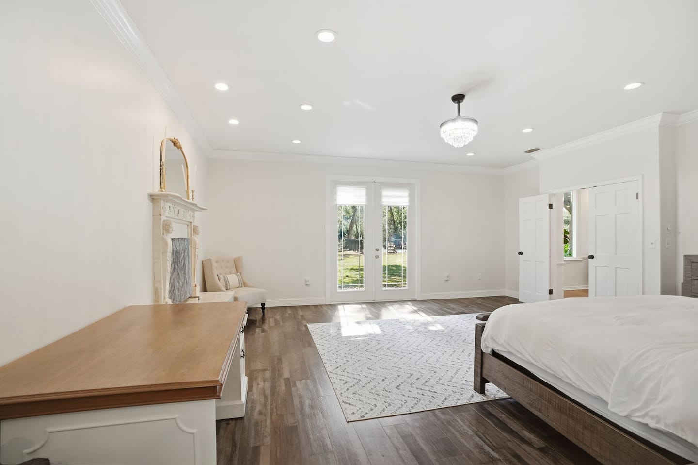 The primary suite — Lakeview Estate