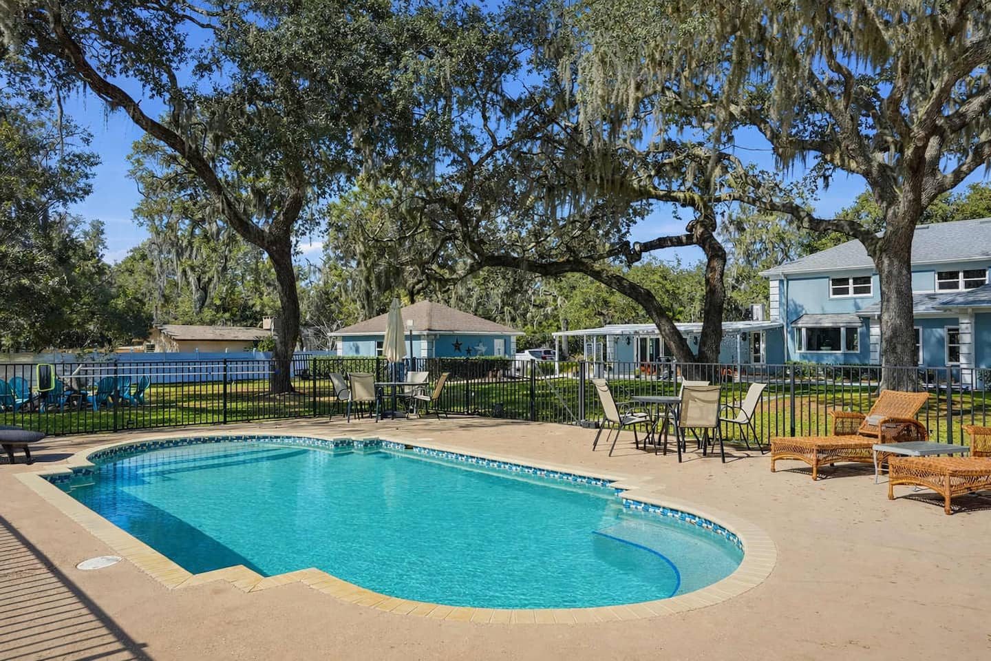 The pool & deck — Lakeview Estate