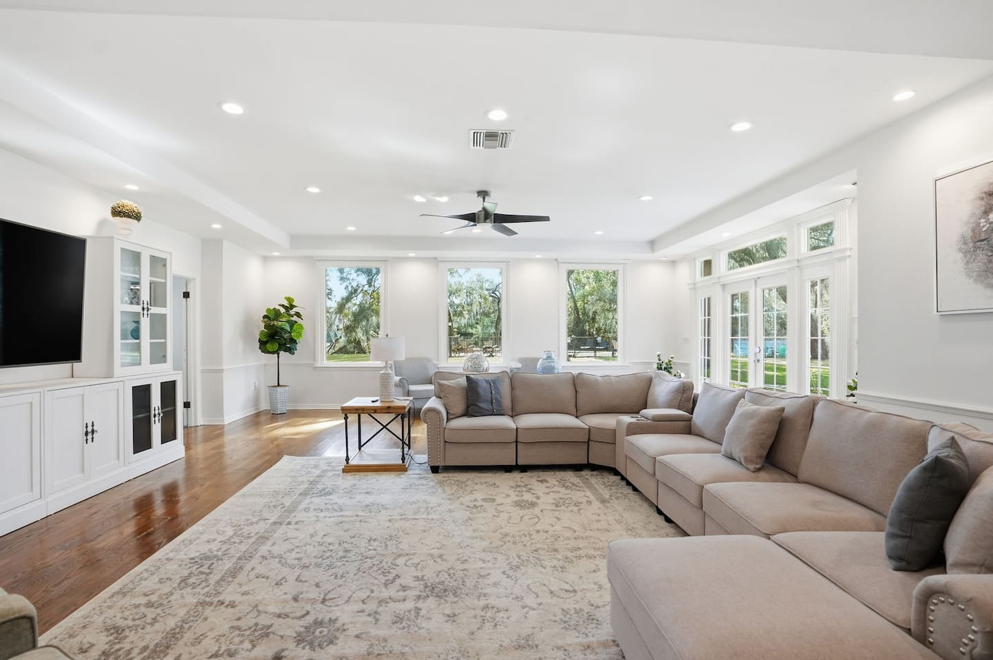The great room — Lakeview Estate