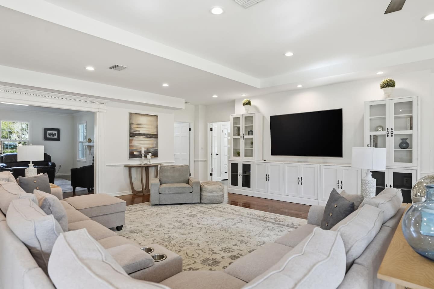 The great room — Lakeview Estate