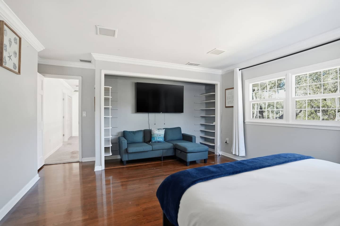 A bedroom — Lakeview Estate