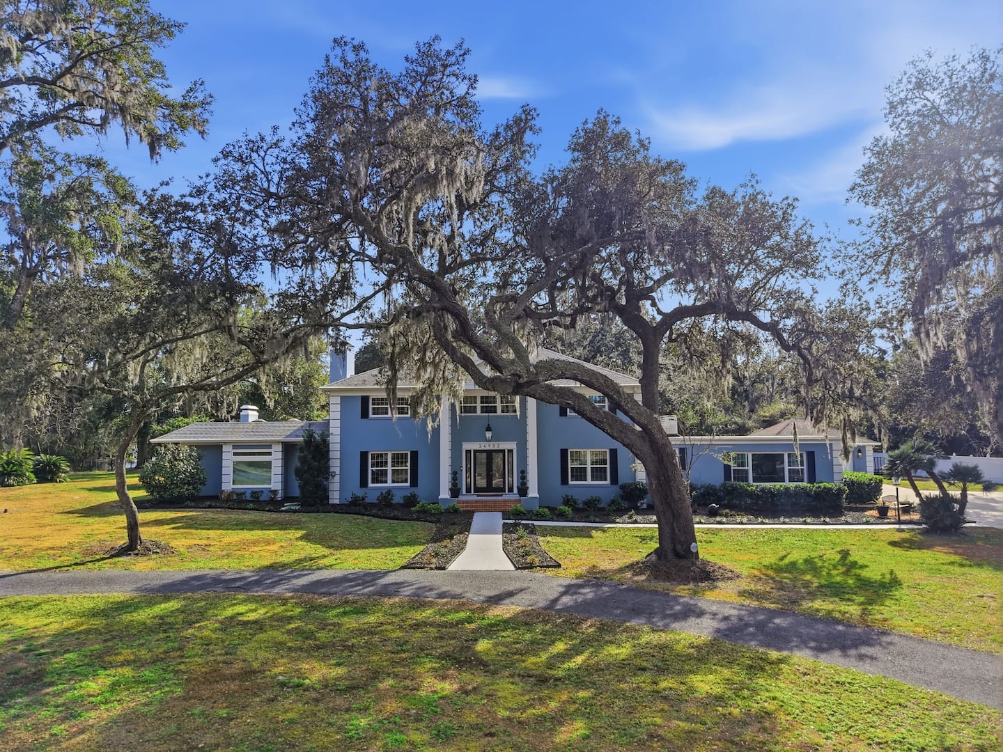 The house from the lawn — Lakeview Estate