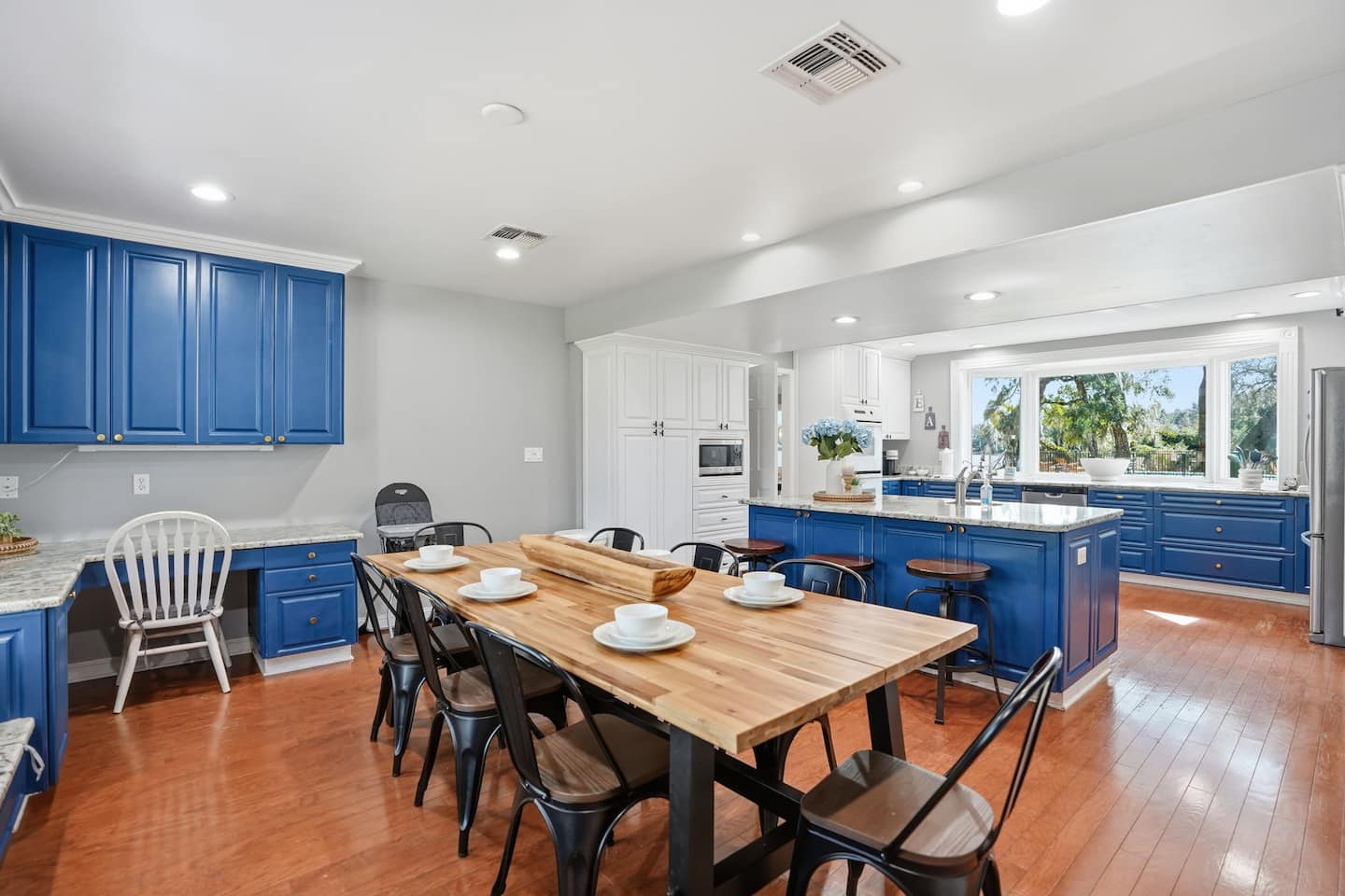 Kitchen & dining — Lakeview Estate