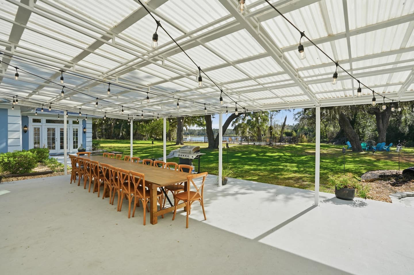 The covered patio — Lakeview Estate