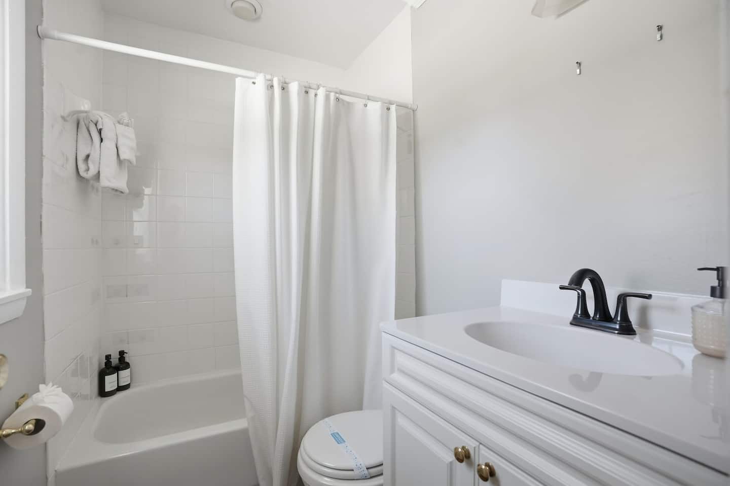 A bathroom — Lakeview Estate