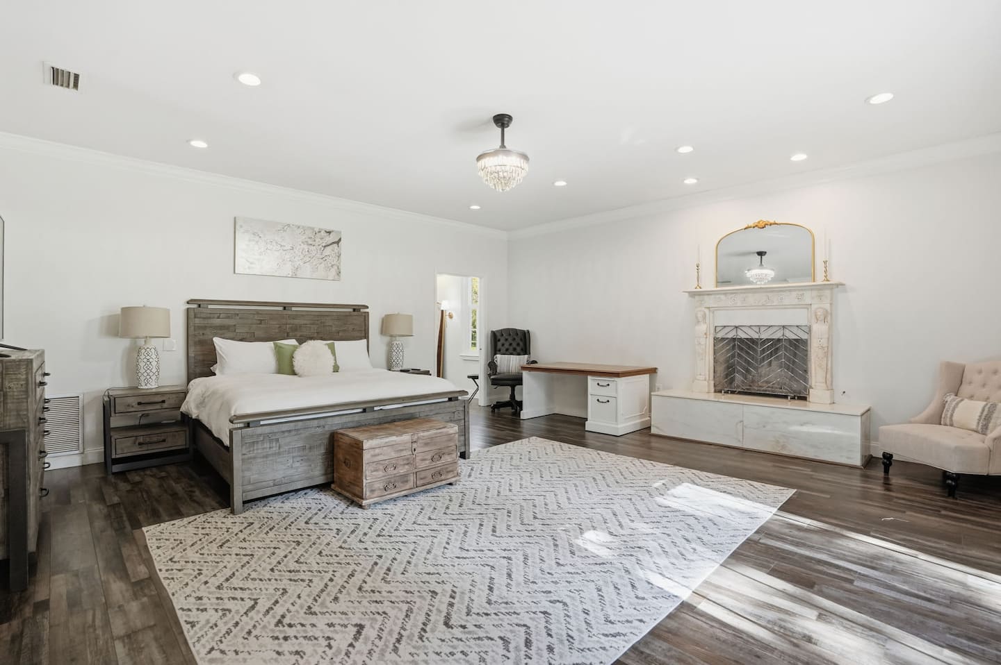 The primary suite — Lakeview Estate