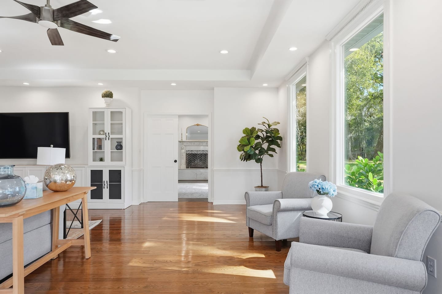 A sitting area — Lakeview Estate